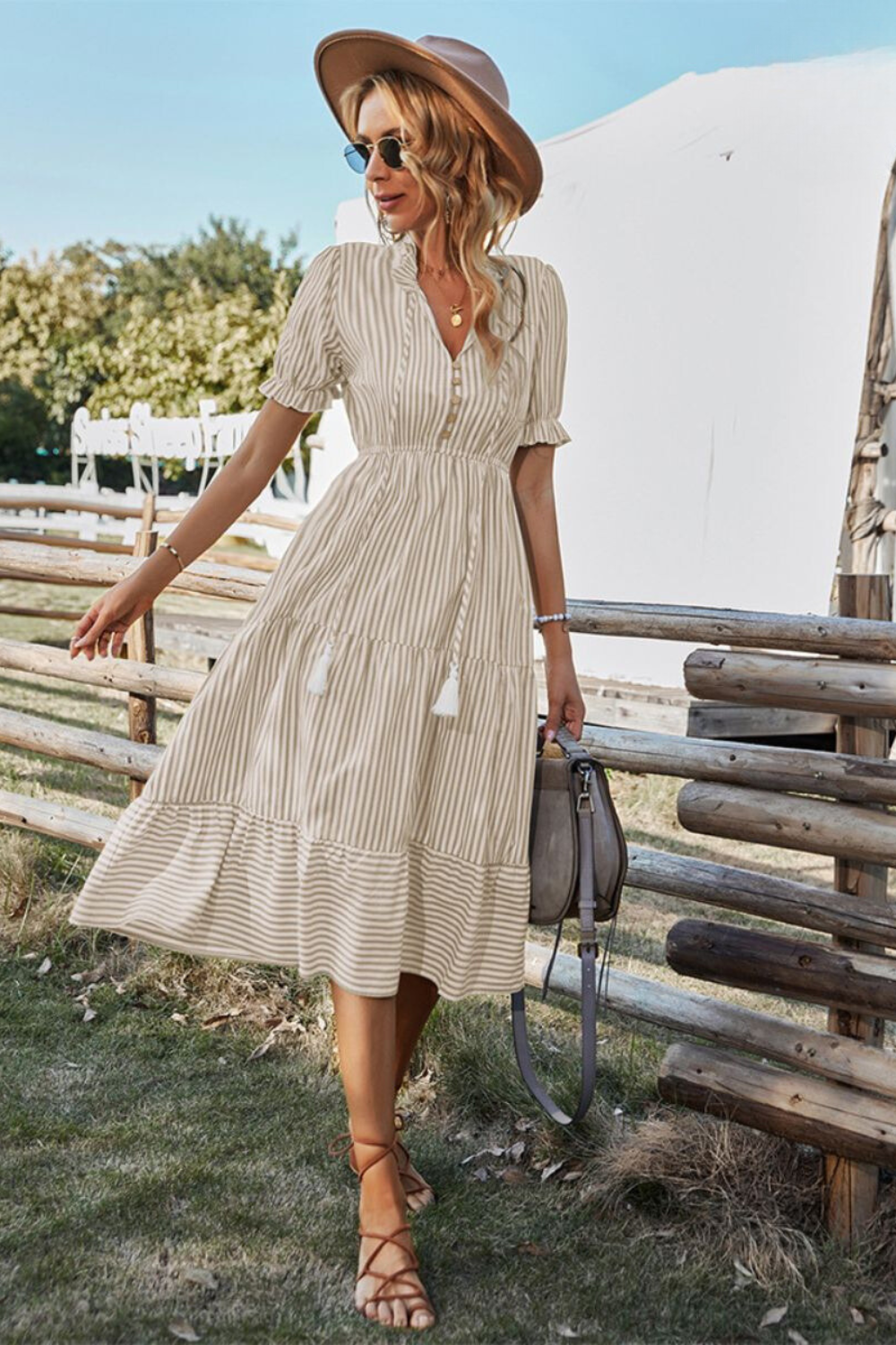 Lucia | Stile Frizzante con Abito Midi a Righe con Frange