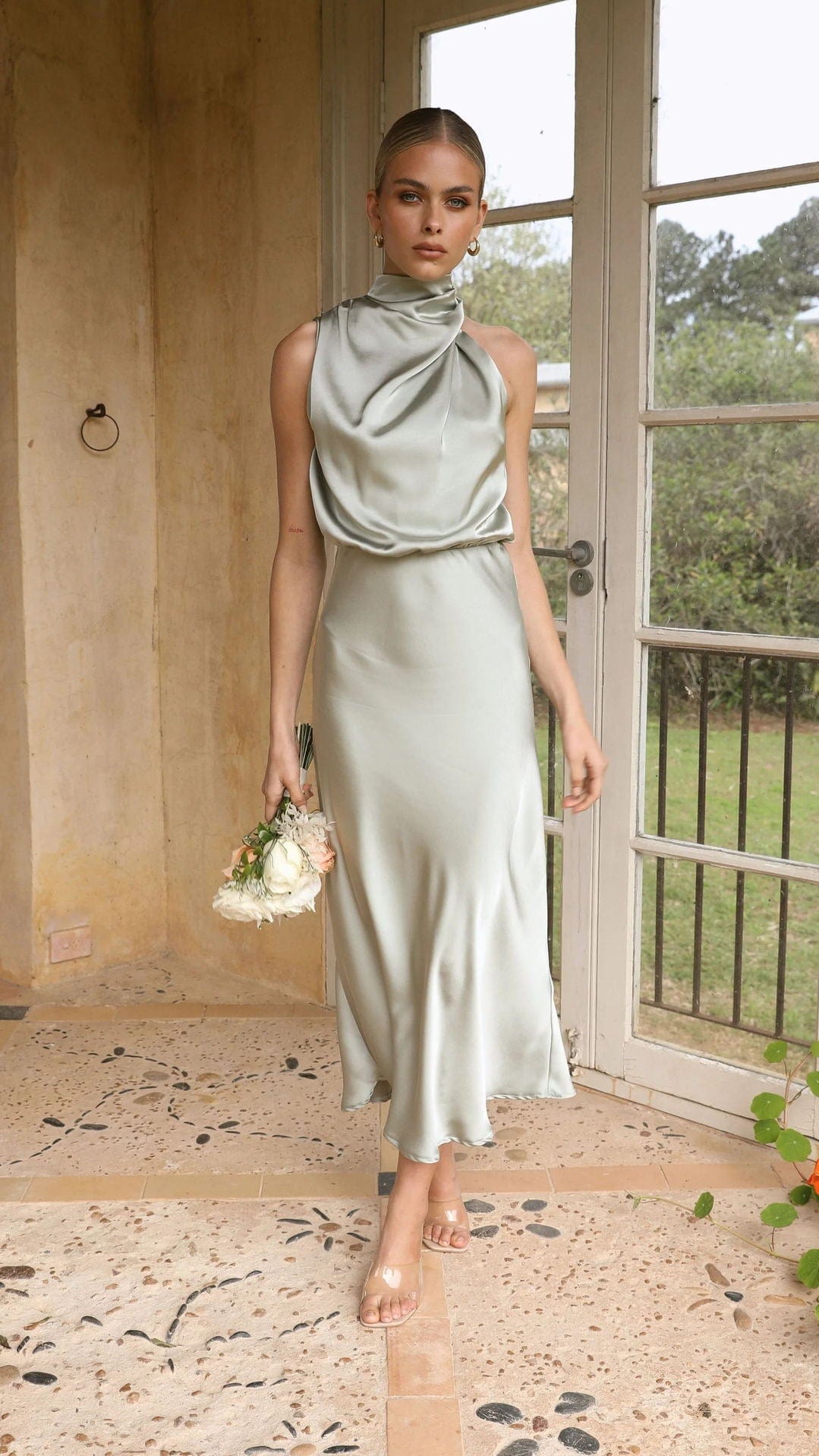 Amber™ | Elegante Vestito in Raso con Collo Alto in Oro Chiaro
