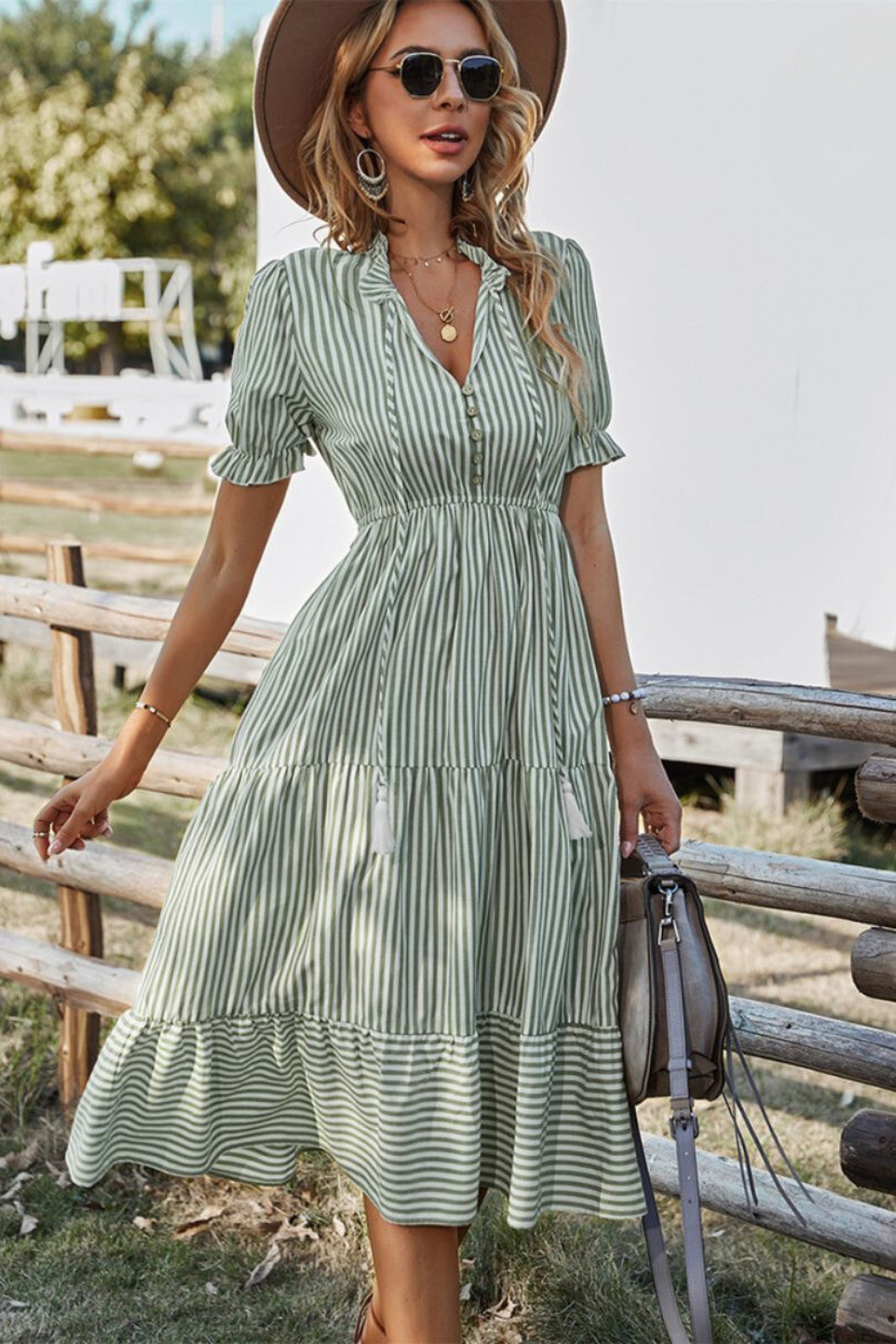 Lucia | Stile Frizzante con Abito Midi a Righe con Frange