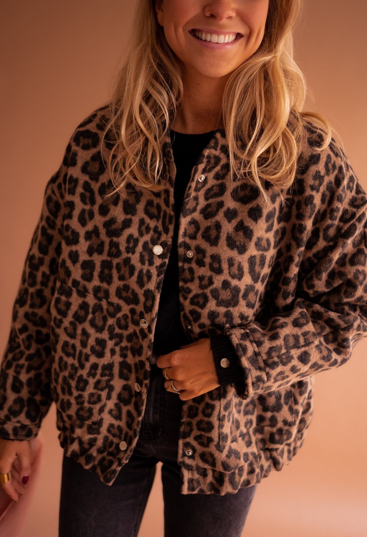 Vera – Giacca Leopardata di Tendenza